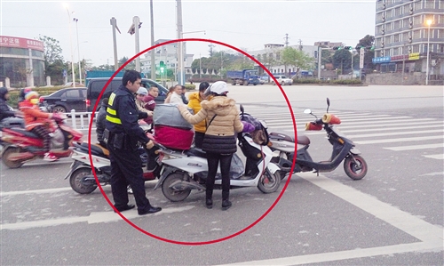 險(xiǎn)！女子騎車摔倒轉(zhuǎn)彎處 幸！民警緊急攔停后方大巴