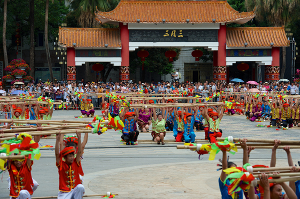 五指山三月三廣場歡跳打柴舞