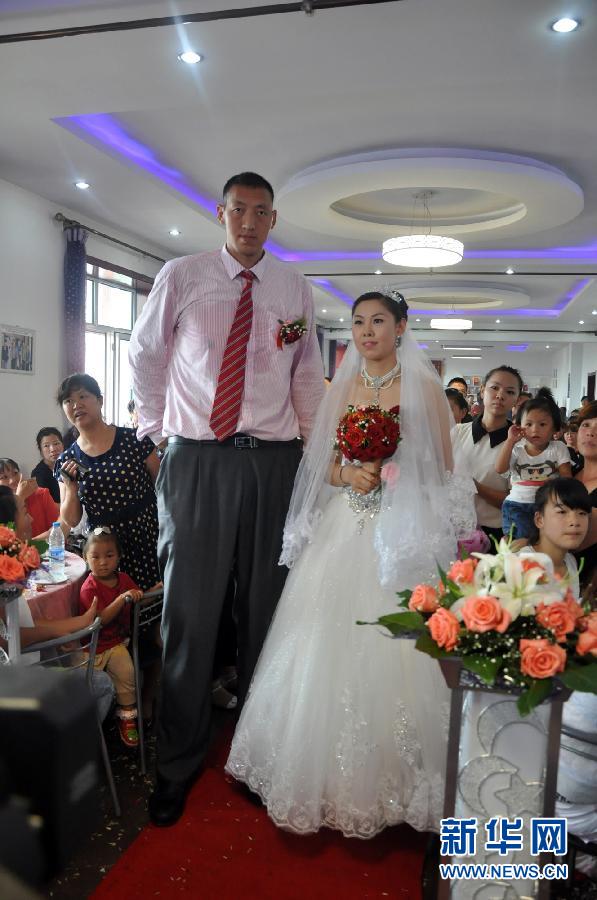 “巨人”夫妻黑龍江辦婚禮