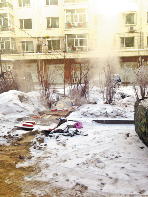 哈爾濱一小區滿院澡堂子味兒 浴池排風口砌在花壇里