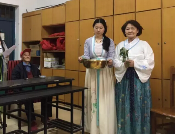 南京志愿者致敬老兵 古禮度端午