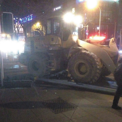 鏟車從貨車上“逃跑”滑行50余米才“收腳”