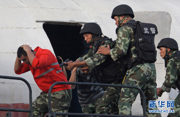 烈日下，武警上海總隊苦練反劫