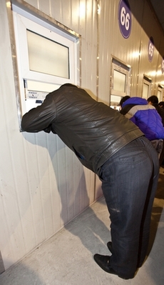 “彎腰撅臀買車票”引發(fā)口水無數(shù) 鐵路回應(yīng)是國標