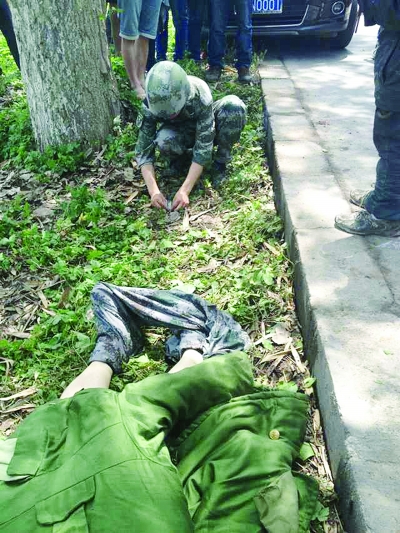 19歲小伙不顧房子搖晃 徒手刨救出母親(圖)