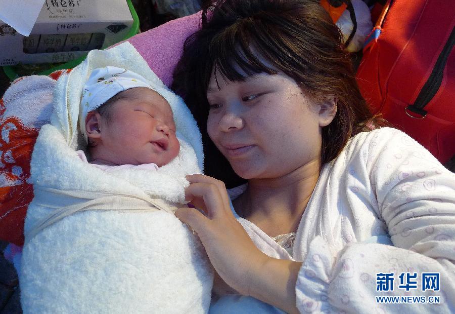 四川雅安急救車棚內誕下首個“地震寶寶”