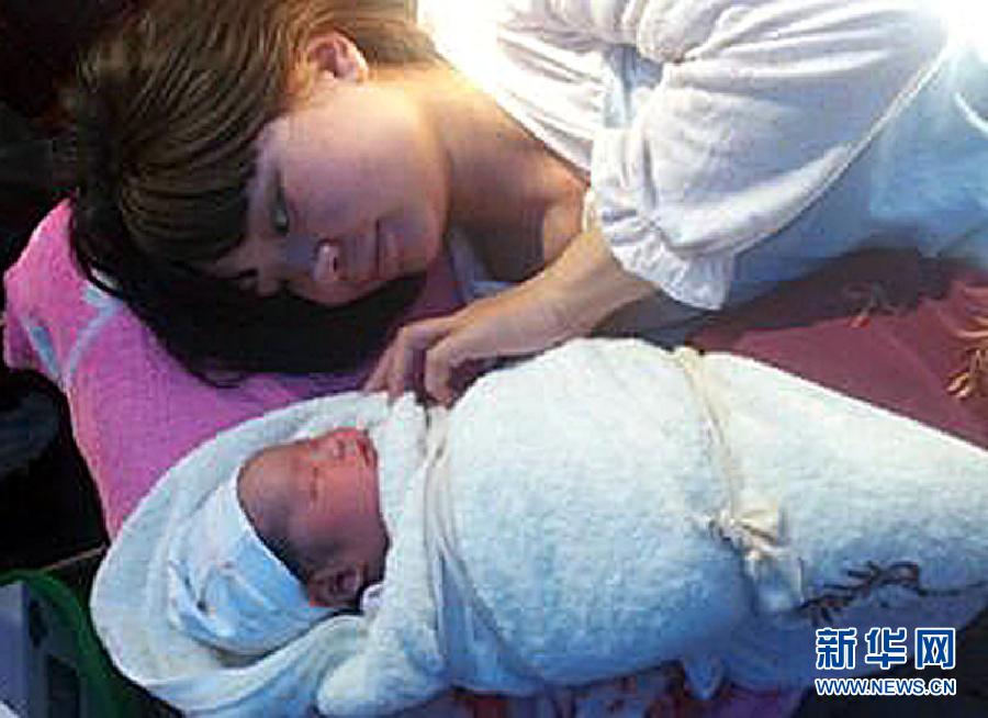 四川雅安急救車棚內誕下首個“地震寶寶”
