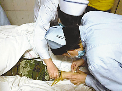 軍車墜崖戰(zhàn)士爬上公路獲救：被甩出車廂暈過(guò)去