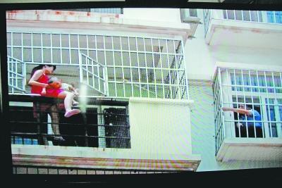 女子被懷疑有外遇挨丈夫耳光 抱幼子跳樓證清白