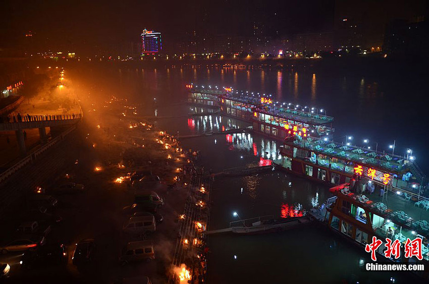 高清：四川達州民眾“月半”祭祀致煙霧罩城