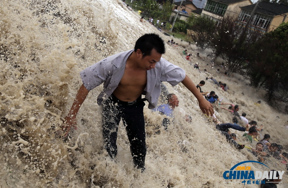 浙江海寧：高潮位達6.60米“回頭潮”席卷錢塘江鹽倉一帶 打翻數百名游客