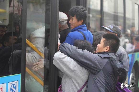 冰城公共交通霧霾大考沒及格 公交等半小時(shí)不稀奇(圖)