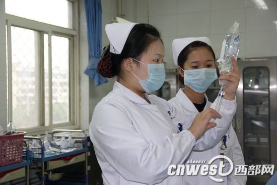 陜西漢中90后護士奪刀救患者 被贊正能量