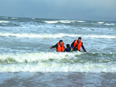 女子因感情受挫產生輕生念頭 投海被民警救回(圖)
