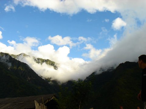 面紅耳赤看男女共浴 走進怒江神秘美女村
