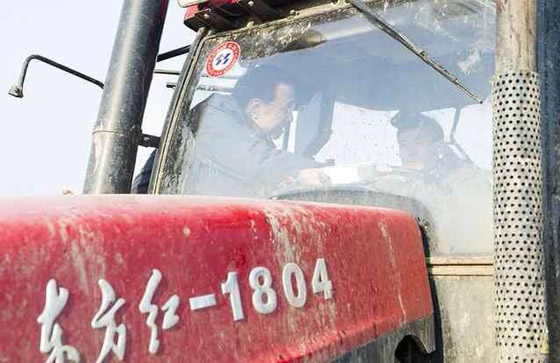 李克強登上駕駛室與農機手交談