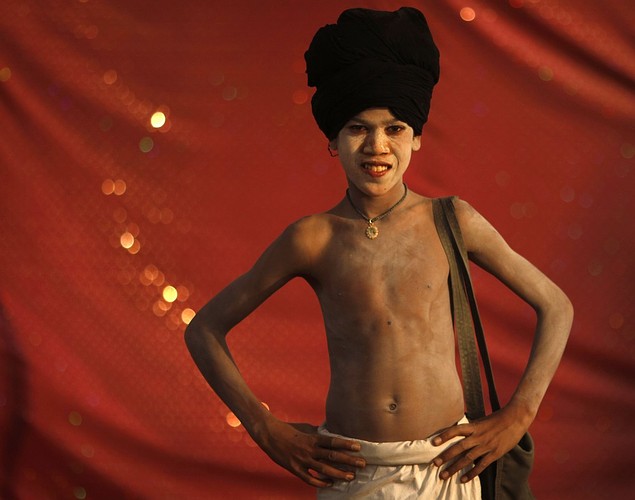 印度教苦行僧虔誠朝拜救贖靈魂