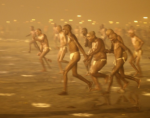 印度教苦行僧虔誠朝拜救贖靈魂