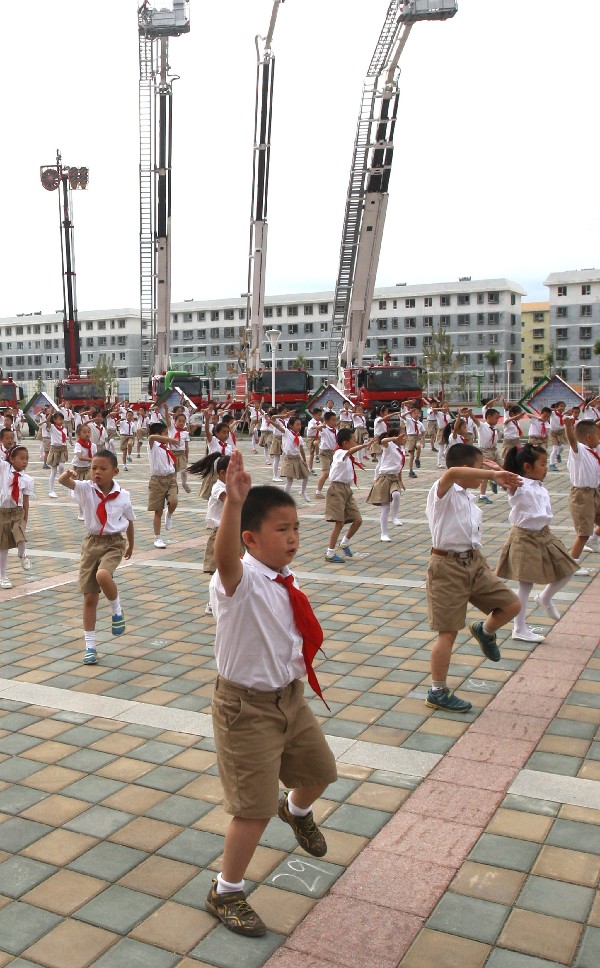 新疆首套雙語消防廣播操亮相“油城”校園
