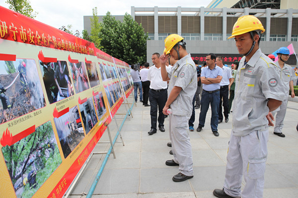 伊寧市召開2016年安全生產(chǎn)月事故警示教育現(xiàn)場會