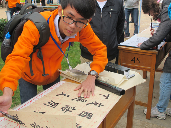 “漢語橋”參賽選手體驗中國傳統文化