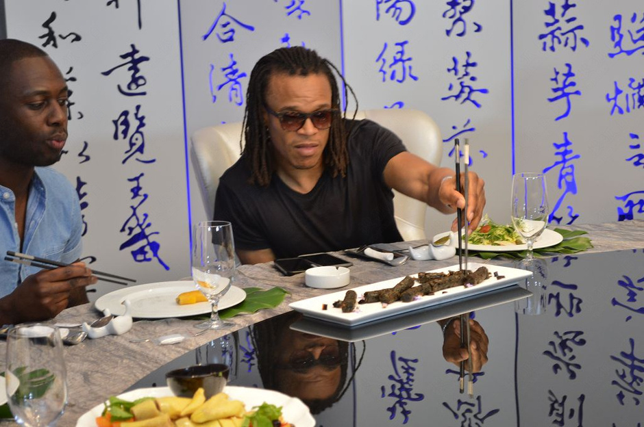 戴維斯片烤鴨 兩大巨星吃蟲子PK夾花生米