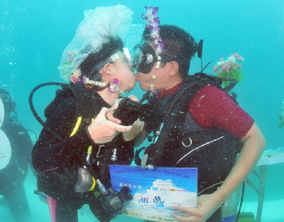 泰國情侶情人節前婚禮別出心裁 “上天入海”花樣百出