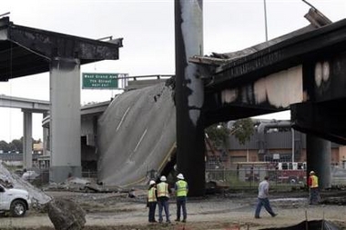 美加州高速路關(guān)鍵路段發(fā)生坍塌（圖）