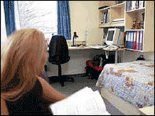 業主趁火打劫 學生住宿費飆升