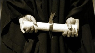 政府錯(cuò)估教育耗資 英國(guó)學(xué)生或?qū)⒙駟? style=