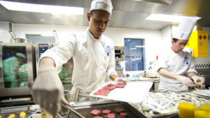 英國年輕人放棄讀大學爭當學徒工