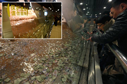 往飛機發動機里扔硬幣 這位老人的祈福方式連外媒都震驚了