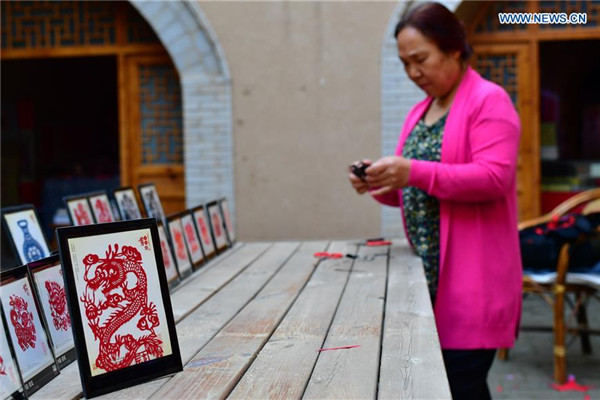 Pic story: inheritor of Shanzhou paper-cutting