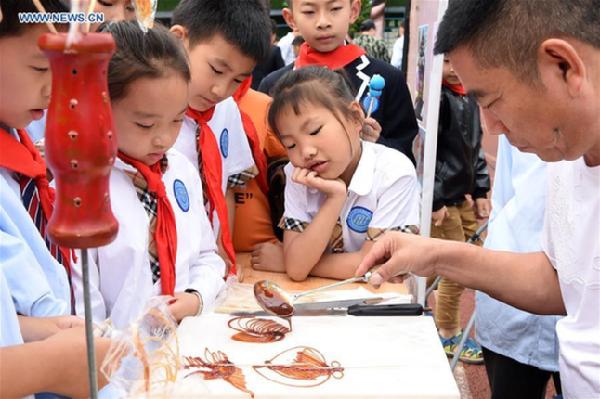 School promotes intangible cultural heritages in Chongqing