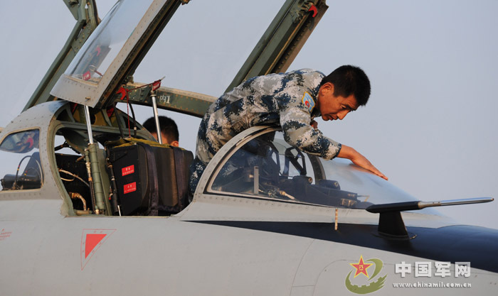 我軍赴俄參演戰機首訓 飛行員頭盔涂豹頭圖案