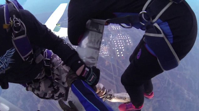 美兩飛機空中相撞 9人跳傘逃生