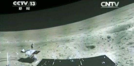 “玉兔”號結(jié)束“午休” 拍出月面全景圖片