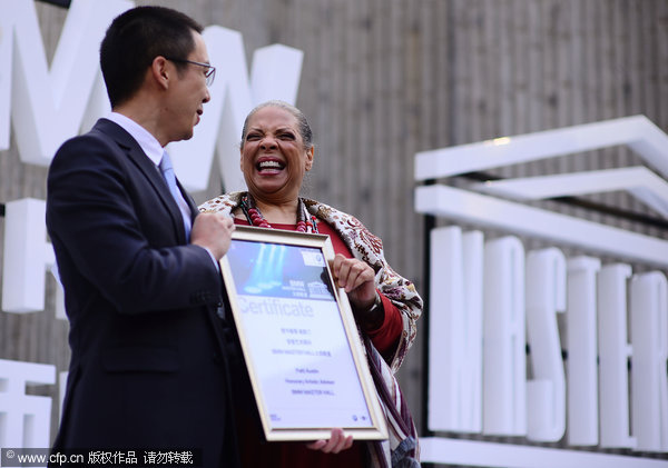 Asthma-hit singer stops Beijing gig