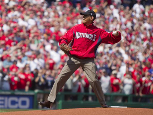 奧巴馬為職棒開(kāi)球 帶錯(cuò)帽子引噓聲