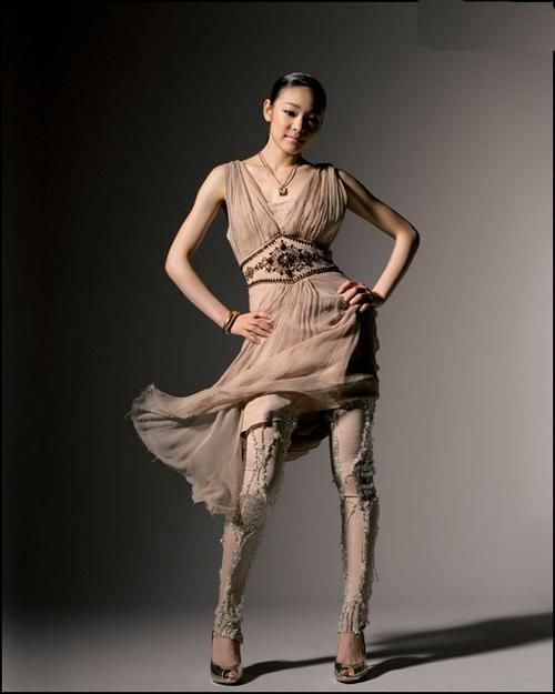 金妍兒賽場外美麗綻放