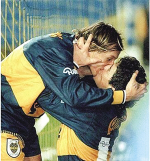 曼城德比驚現“斷背之吻” 內維爾激吻斯科爾斯