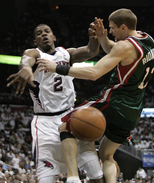 NBA季后賽：雄鹿頂翻老鷹 掘金扳倒爵士