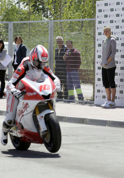 莎拉波娃發球超摩托車車速 美少女馬德里速度至上