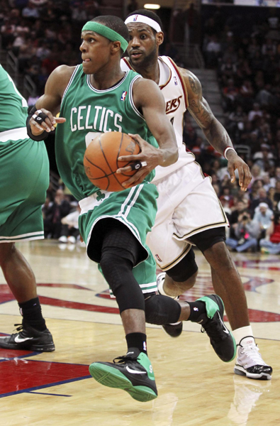 NBA：詹姆斯如同夢(mèng)游騎士慘敗32分 綠衫軍3:2領(lǐng)先