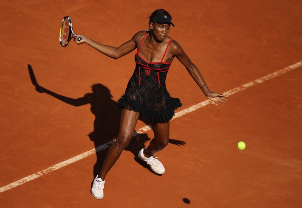 大威越來(lái)越性感 身著惹火蕾絲網(wǎng)球裙