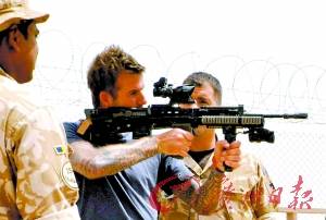 貝克漢姆訪問駐阿英軍軍營 客串重機(jī)槍手