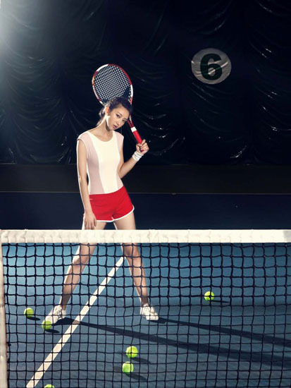 唐一菲演繹性感網球辣妹