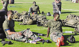 世界杯列強備戰(zhàn)五花八門 葡萄牙軍訓(xùn)C羅成大兵