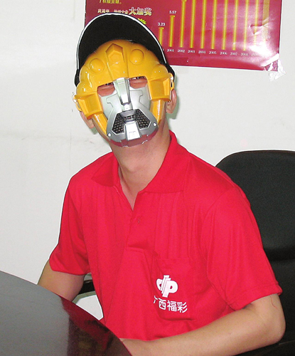 廣西千萬巨獎得主戴面具扮“奧特曼”現(xiàn)身領(lǐng)獎