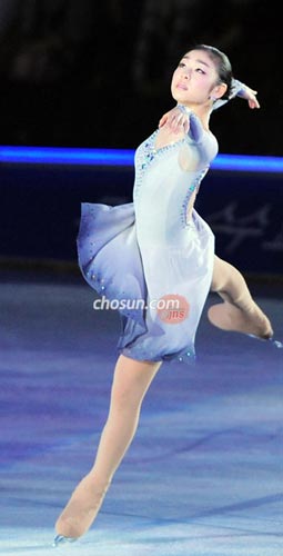 金妍兒化身冰上三面嬌娃 裙裝飄逸皮褲性感（圖）